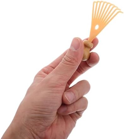 Handheld Scalp Massager Comb with Resin Claw, Mini Manual Head Scratcher for Scalp Cleaning and Relaxation, Beige Portable Massage Tool for Home and Travel Use