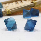 Erliway Natural Blue Fluorite Octahedron Stones 0.8-0.9'' Raw Rough Fluorite Gemstone Crystal Quartz Gemstone Rhombus Crystals for Fountain Home Decoration Reiki Chakra Meditation