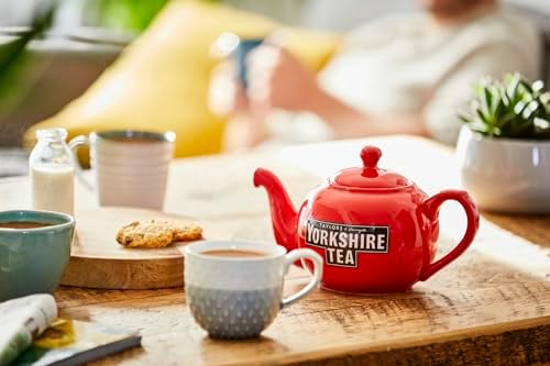 Yorkshire Tea, Gold, Loose Leaf Tea, Black Tea, 1 Kilo Bag | 2.2lb (Pack of 1), Premium Blend, Rich, Smooth, and Satisfying, Classic British Breakfast Blend, Caffeinated, Enjoy Hot or Iced