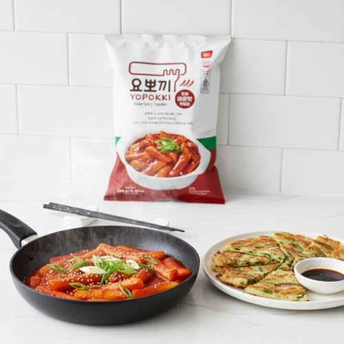 Yopokki Instant Halal Tteokbokki Cup Korean Street food with Jjajang flavored sauce Topokki Rice Cake - Quick & Easy to Prepare (Hot Spicy - 2 Packs)