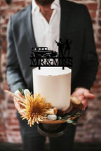Vintage Gun Wedding Cake Topper - Bride and Groom Holding Machine Guns Stand by Classic Car - Mr & Mrs Cake Topper - Retro and Military-Themed Topper For Wedding/Anniversary/Bridal Shower