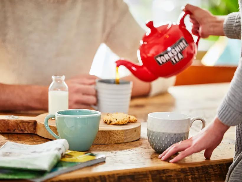 Yorkshire Tea, Gold, Loose Leaf Tea, Black Tea, 1 Kilo Bag | 2.2lb (Pack of 1), Premium Blend, Rich, Smooth, and Satisfying, Classic British Breakfast Blend, Caffeinated, Enjoy Hot or Iced