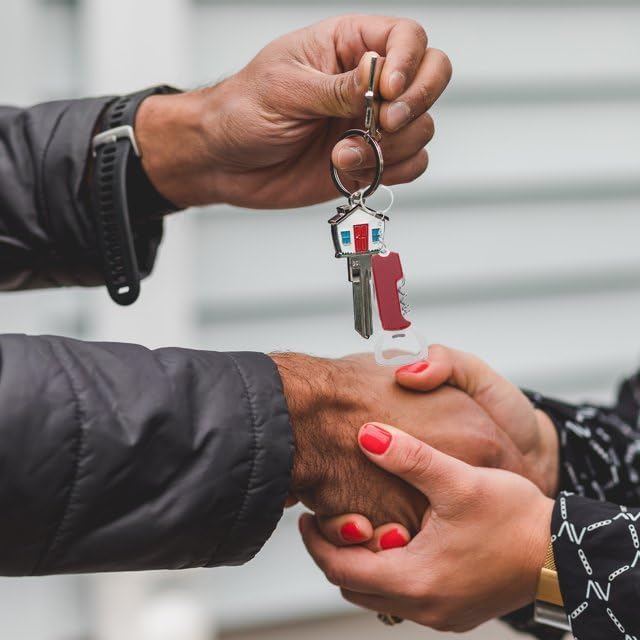 2 Pcs Bottle Opener Keychain Black+Red Key Chain Bottle Opener for Beer and Wine, Small and Practical, Easy to Carry, Open The Lids of Beer and Wine Bottle Easily, Corkscrews and Openers Tools