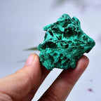Natural Malachite Raw Crystals 2pcs Malachite Stone Irregular Rough Mineral Specimen and Healing Crystal Gem Reiki Healing Home Decor Gift Box (1PCS:30-50g)