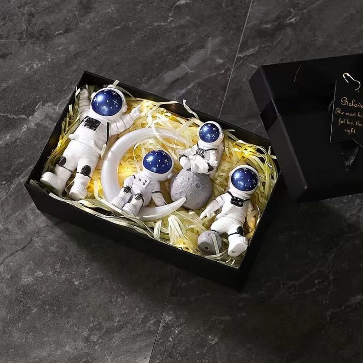 4PCS Cute Cartoon Creative Astronaut Figurine Resin Moon Spaceman Model Ornament Car Interior Figure for Astronaut Party Cake Topper Table Decoration ，with Exquisite High-End Gift Box。 (4PCS)