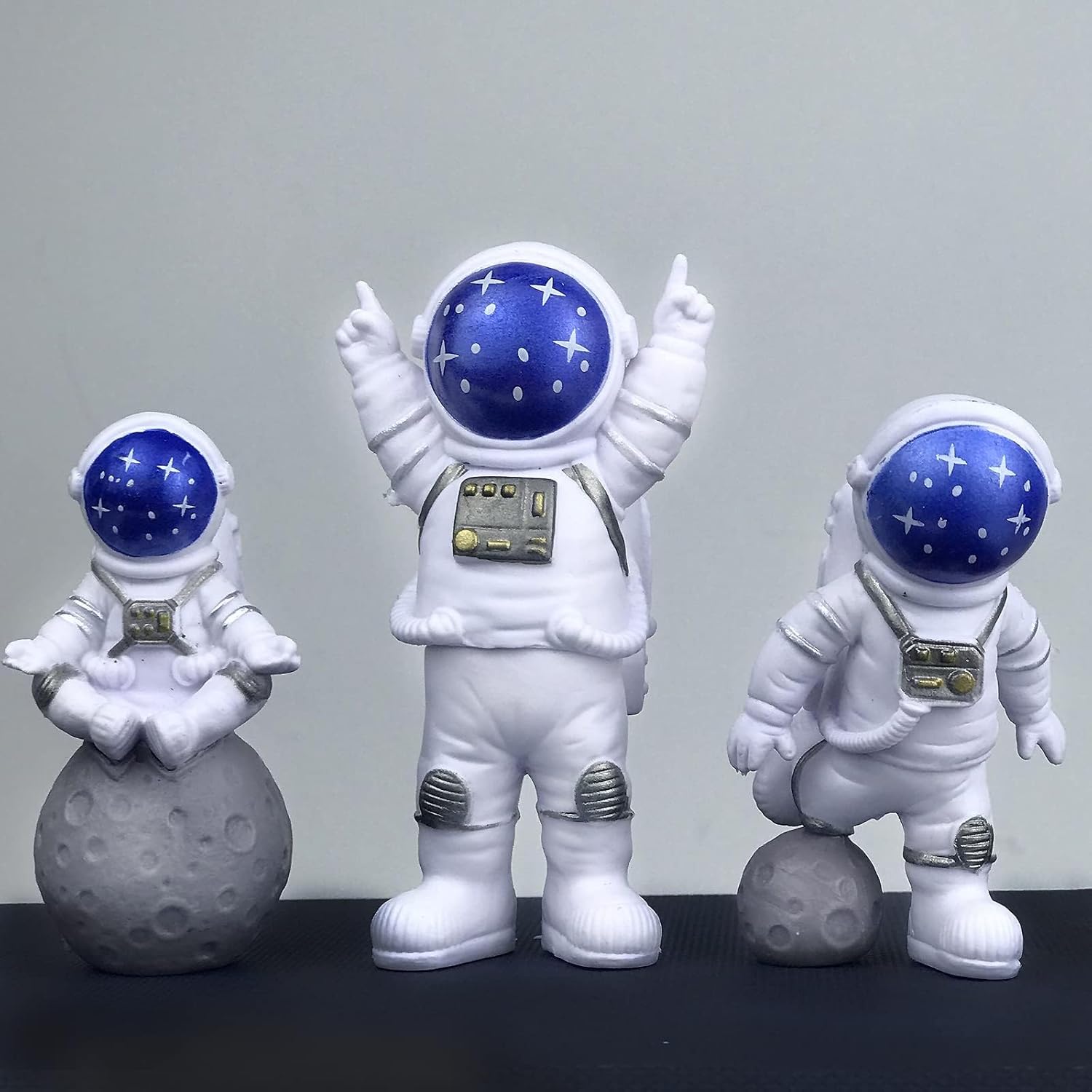 4PCS Astronaut Figurine, Blue Astronaut Figure Desktop Ornaments Resin Outer Space Birthday Cupcake Spaceman for Adult Party Funny Gift, 3PCS Astronaut and 1PCS Keychain, Desk Decor, Shelf Decor