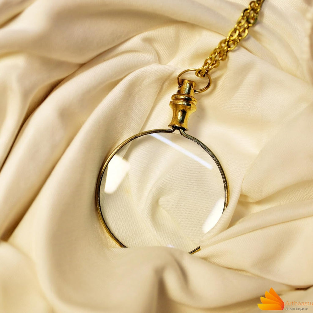 10X Magnifiers Antique Brass Chain Necklace with 40mm Diameter Glass Magnification Lens Pendant Portable Pocket Loupe Monocle for Library (Golden)