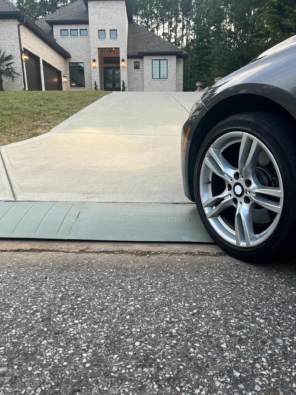 – Gray Color – Driveway Curb Ramps – Low Profile Car Ramps – 3 Piece Expandable Set – Made from Heavy Duty Recycled Rubber – Eliminate Scraping and Damage On Your Car Truck RV