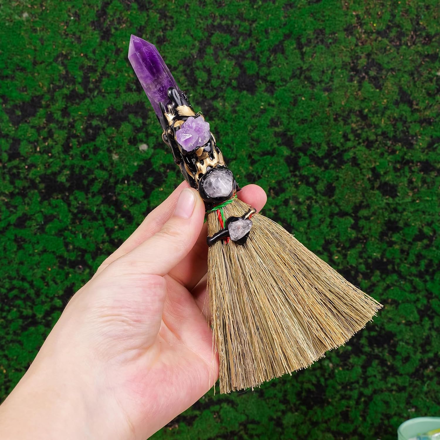 Natural Crystal Broom Magic Sweeper Amethyst Tower Broom Healing Crystal Point Witch Altar Supplies for Crystal Therapy Cleaning Bedroom Office Home Decor Gift